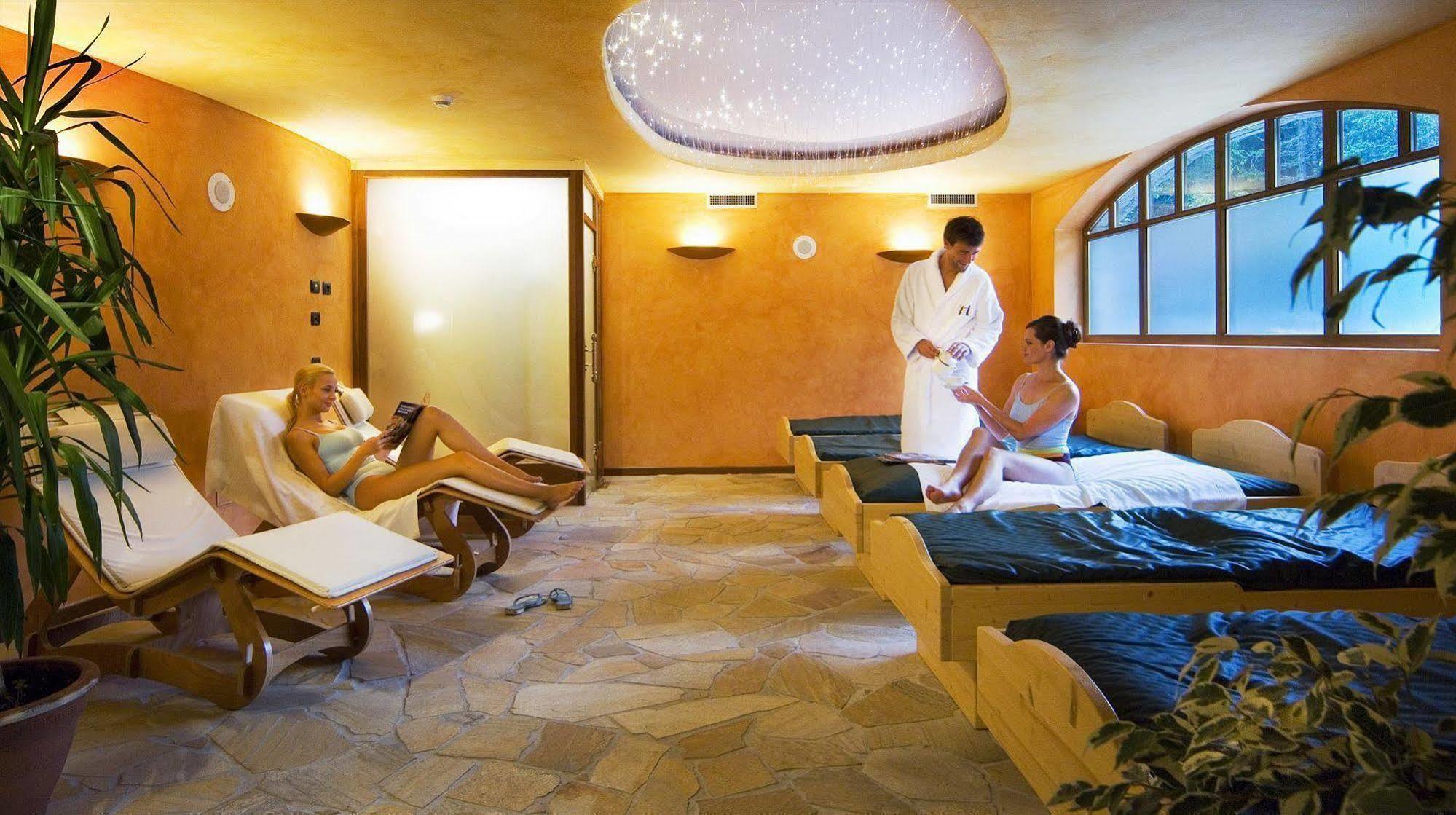 Carlo Magno Hotel Spa Resort Мадонна-ди-Кампильо Экстерьер фото