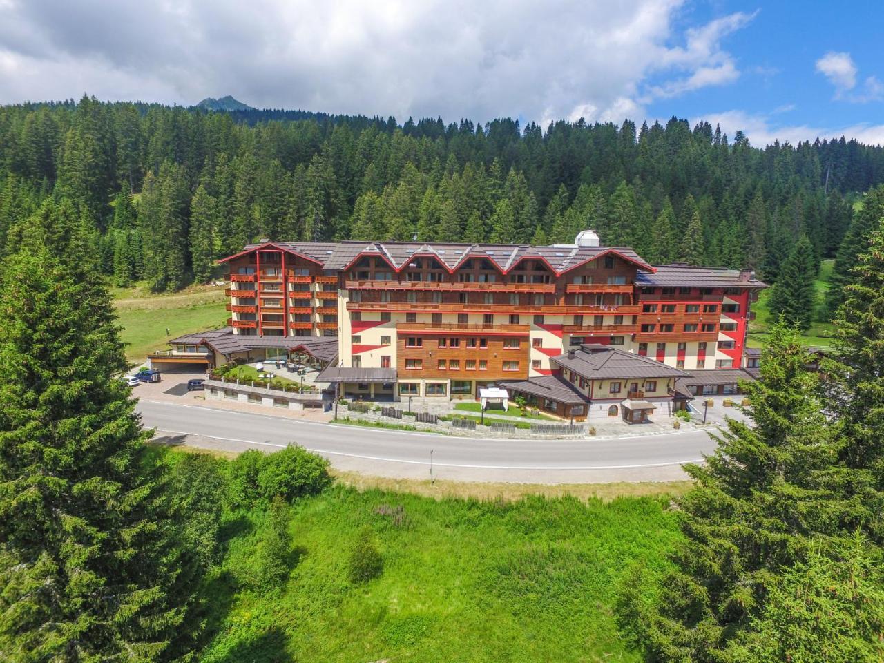 Carlo Magno Hotel Spa Resort Мадонна-ди-Кампильо Экстерьер фото